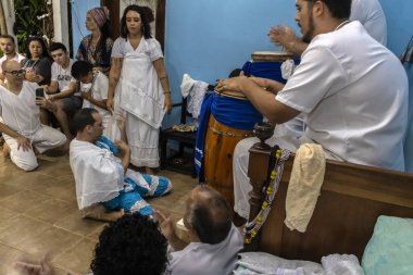 Sao Paulo, Brezilya, 27 Nisan 2024. Candomble Terreiro Brezilya 'da Ogun' u kutluyor. En saygı duyulan Orishas 'lar arasında, Katolikler tarafından Aziz George olarak bilinen, savaşçı aziz Osaka' dır.