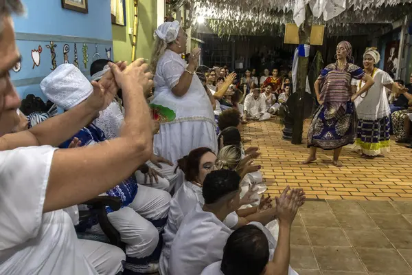 Sao Paulo, Brezilya, 27 Nisan 2024. Candomble Terreiro Brezilya 'da Ogun' u kutluyor. En saygı duyulan Orishas 'lar arasında, Katolikler tarafından Aziz George olarak bilinen, savaşçı aziz Osaka' dır.