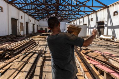 Marilia, Sao Paulo, Brezilya, Kasım 09, 2022. Marilia şehrindeki eski tren istasyonunun depolarında yıkım çalışmaları