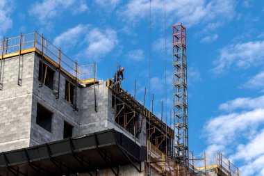 Sao Paulo, Brezilya, Haziran 02, 2021. Crane ve işçiler Sao Paulo şehrinde inşaat alanında.