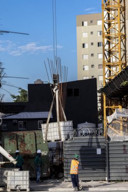 Sao Paulo, Brezilya, Haziran 02, 2021. Crane ve işçiler Sao Paulo şehrinde inşaat alanında.