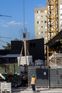 Sao Paulo, Brezilya, Haziran 02, 2021. Crane ve işçiler Sao Paulo şehrinde inşaat alanında.