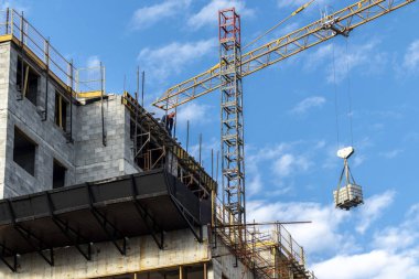 Sao Paulo, Brezilya, Haziran 02, 2021. Crane ve işçiler Sao Paulo şehrinde inşaat alanında.