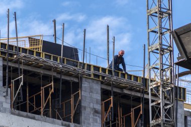 Sao Paulo, Brezilya, Haziran 02, 2021. Crane ve işçiler Sao Paulo şehrinde inşaat alanında.