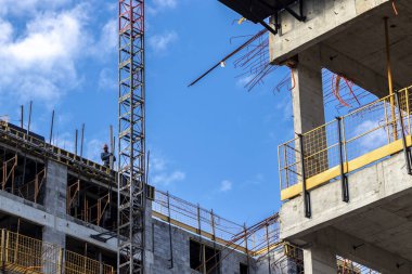 Sao Paulo, Brezilya, Haziran 02, 2021. Crane ve işçiler Sao Paulo şehrinde inşaat alanında.