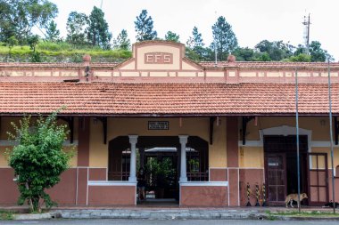 Sao Roque, Sao Paulo, Brezilya, Mart 05, 2022. Sao Roque tren istasyonunun önünde. Bu istasyon şarap rotasında turizm tarafından kullanılır.