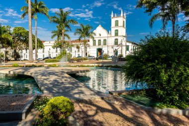 Itu, Sao Paulo, Brezilya, 10 Mart 2022. Independencia Meydanı 'nda Carmo Manastırı ve İtu' daki Carmelite keşişleri tarafından 1719 'dan itibaren inşa edilmiş bir mimari kompleks olan Our Lady of Carmo Manastırı ve Papaz Okulu' yla çeşme.