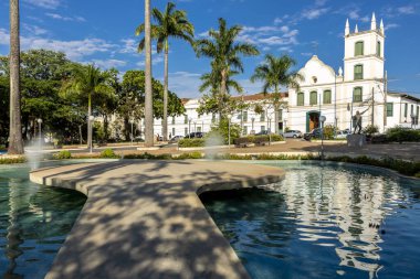 Itu, Sao Paulo, Brezilya, 10 Mart 2022. Independencia Meydanı 'nda Carmo Manastırı ve İtu' daki Carmelite keşişleri tarafından 1719 'dan itibaren inşa edilmiş bir mimari kompleks olan Our Lady of Carmo Manastırı ve Papaz Okulu' yla çeşme.
