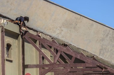 Marilia, Sao Paulo, Brezilya, Kasım 09, 2022. Marilia şehrindeki eski tren istasyonunun depolarında yıkım çalışmaları