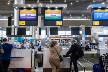 Guarulhos, SP, Brezilya, 08 Ocak 2023. Lufthansa ve İsviçre Hava Yolları Guarulhos şehrindeki Sao Paulo Uluslararası Havalimanı GRU Havalimanı 'nda kontrol gişesinde..