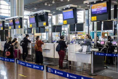 Guarulhos, SP, Brezilya, 08 Ocak 2023. Lufthansa ve İsviçre Hava Yolları Guarulhos şehrindeki Sao Paulo Uluslararası Havalimanı GRU Havalimanı 'nda kontrol gişesinde..