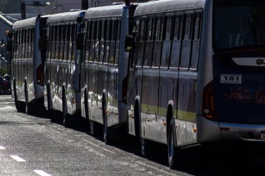 Marilia, SP, Brezilya, 19 Mayıs 2023. Otobüs kuyruğu bir sabah Marilia 'daki otobüs terminalinin yanındaki caddede operasyon için beklemeyi durdurdu.