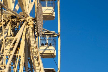 Brezilya 'da mavi gökyüzünün altındaki bir lunaparkta dönme dolap.