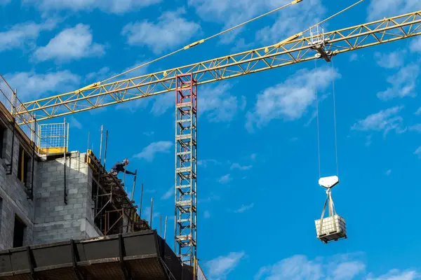 Sao Paulo, Brezilya, Haziran 02, 2021. Crane ve işçiler Sao Paulo şehrinde inşaat alanında.