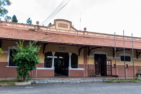 Sao Roque, Sao Paulo, Brezilya, Mart 05, 2022. Sao Roque tren istasyonunun önünde. Bu istasyon şarap rotasında turizm tarafından kullanılır.