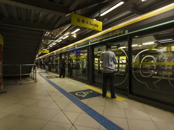 stock image Sao Paulo, Brazil, July 20, 2023. Platform of station to the 4 yellow subway line, the Metropolitan Company of Sao Paulo, in downtown Sao Paulo