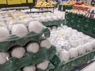 Sao Paulo, SP, Brezilya, Mayıs 04, 2020. Sao Paulo 'da bir süpermarkette yumurtalarla tezgah.,