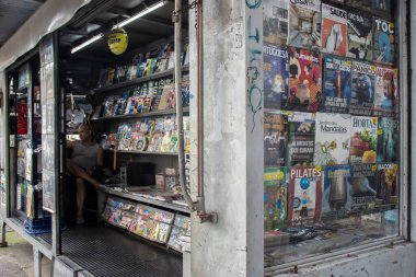 Sao Paulo, Brezilya, 13 Şubat 2023. Gazeteler ve dergiler Sao Paulo 'daki gazete bayisinde.