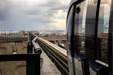 Sao Paulo, Brezilya, 14 Şubat 2023. Demiryollarındaki hafif aracın treni, VLT sistemi, 15. hat, Sao Paulo 'nun doğu bölgesindeki Oratorio İstasyonu' na ulaşır.
