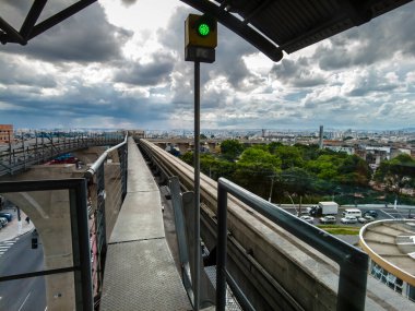 Sao Paulo, Brezilya, 14 Şubat 2023. Demiryollarındaki hafif aracın treni, VLT sistemi, 15. hat, Sao Paulo 'nun doğu bölgesindeki Oratorio İstasyonu' na ulaşır.