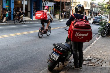 Sao Paulo, Brezilya, 19 Mayıs 2024. Motosiklet, Sao Paulo şehir merkezindeki bir caddede, şirketten yiyecek taşımak için bir köpük kutusuyla park etmiş.