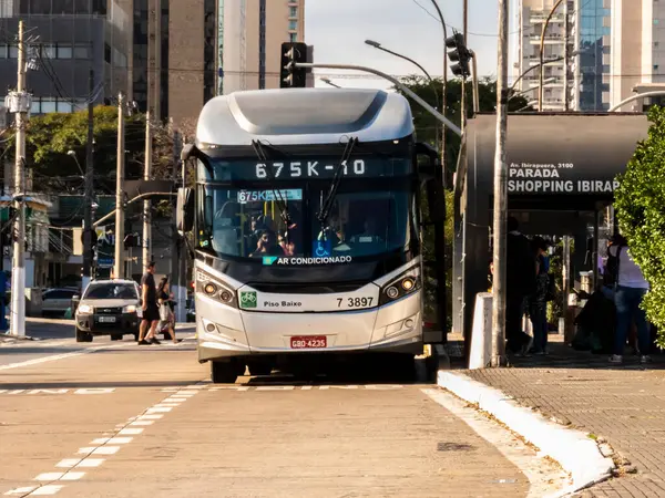 Sao Paulo, Brezilya, 22 Temmuz 2019. Sao Paulo 'nun güneyinde, Ibirapuera Caddesi' ndeki otobüs koridorunda trafik var.