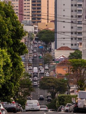 Marilia, Sao Paulo, Brezilya, 31 Ağustos 2023. Marilia 'nın merkezindeki ana ticari caddelerden birinde yoğun araç trafiği