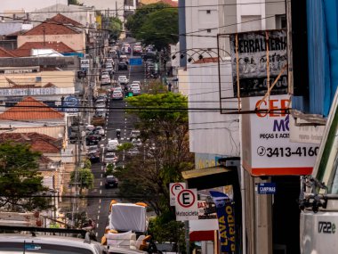 Marilia, Sao Paulo, Brezilya, 31 Ağustos 2023. Marilia 'nın merkezindeki ana ticari caddelerden birinde yoğun araç trafiği