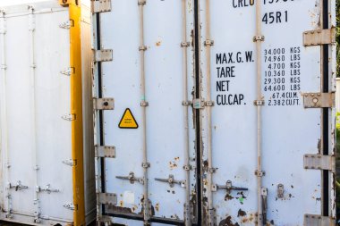 Sao Paulo, Brezilya, 21 Aralık 2023. Brezilya 'da eski metal konteynır çift kapılı