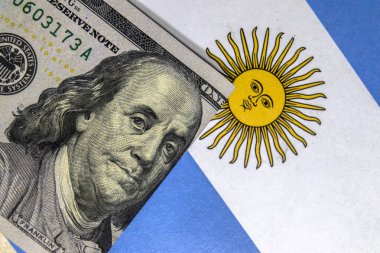 Arjantin bayrağında dolar banknotları. Fotoğraf stüdyoda çekildi.