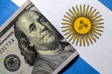 Arjantin bayrağında dolar banknotları. Fotoğraf stüdyoda çekildi.