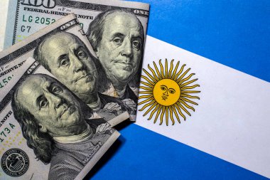 Arjantin bayrağında dolar banknotları. Fotoğraf stüdyoda çekildi.