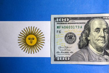 Arjantin bayrağında dolar banknotları. Fotoğraf stüdyoda çekildi.