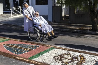 Marilia, SP, Brezilya, 30 Mayıs 2024. Rahibeler, Corpus Christi 'nin kutlaması için dini bir tema ile talaş tozu kükrediğini görürler..