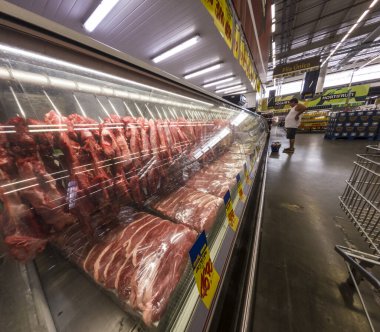 Marilia, Sao Paulo, Brezilya, 23 Nisan 2024. Etler bir süpermarkette satılık soğutucu tezgahında sergilenir.