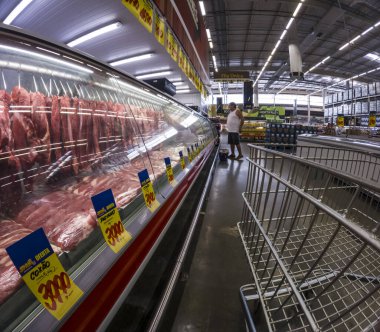Marilia, Sao Paulo, Brezilya, 23 Nisan 2024. Etler bir süpermarkette satılık soğutucu tezgahında sergilenir.