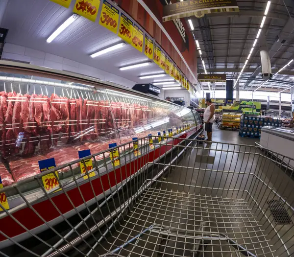 Marilia, Sao Paulo, Brezilya, 23 Nisan 2024. Etler bir süpermarkette satılık soğutucu tezgahında sergilenir.