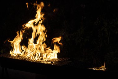 Siyah arka planda yangın alevleri. Brezilya 'da pankart için ateş patlaması dokusu.