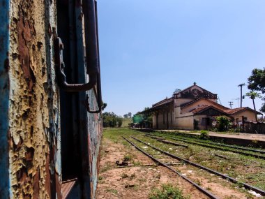 Terk edilmiş, paslanmış ve kötü durumdaki ikinci sınıf yolcu vagonu Val de Palmas tren istasyonunun yanında, yine terk edilmiş, Sao Paulo eyaleti Bauru belediyesinde.
