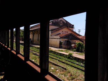 Terk edilmiş, paslanmış ve kötü durumdaki ikinci sınıf yolcu vagonu Val de Palmas tren istasyonunun yanında, yine terk edilmiş, Sao Paulo eyaleti Bauru belediyesinde.