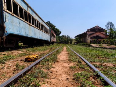 Terk edilmiş, paslanmış ve kötü durumdaki ikinci sınıf yolcu vagonu Val de Palmas tren istasyonunun yanında, yine terk edilmiş, Sao Paulo eyaleti Bauru belediyesinde.