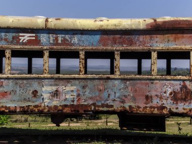 Terk edilmiş, paslanmış ve kötü durumdaki ikinci sınıf yolcu vagonu Val de Palmas tren istasyonunun yanında, yine terk edilmiş, Sao Paulo eyaleti Bauru belediyesinde.