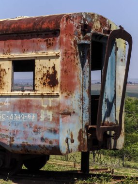 Terk edilmiş, paslanmış ve kötü durumdaki ikinci sınıf yolcu vagonu Val de Palmas tren istasyonunun yanında, yine terk edilmiş, Sao Paulo eyaleti Bauru belediyesinde.