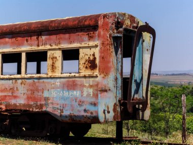 Terk edilmiş, paslanmış ve kötü durumdaki ikinci sınıf yolcu vagonu Val de Palmas tren istasyonunun yanında, yine terk edilmiş, Sao Paulo eyaleti Bauru belediyesinde.