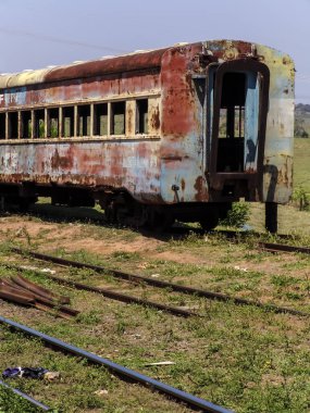 Terk edilmiş, paslanmış ve kötü durumdaki ikinci sınıf yolcu vagonu Val de Palmas tren istasyonunun yanında, yine terk edilmiş, Sao Paulo eyaleti Bauru belediyesinde.