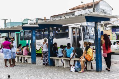 Peruibe, SP, Brezilya, 22 Ocak 2015. Peruibe 'nin merkezindeki otobüs durağında insanlar toplu taşıma otobüsünü bekliyor..