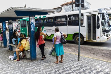 Peruibe, SP, Brezilya, 22 Ocak 2015. Peruibe 'nin merkezindeki otobüs durağında insanlar toplu taşıma otobüsünü bekliyor..