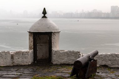 Guaruja, Sao Paulo, Brezilya, Mart 07, 2015. 1584 'te Guaruja, SP' de yağmurlu bir günde Barra Grande 'li Santo Amaro Kalesi' nde inşa edilen muhafız evi ve top.