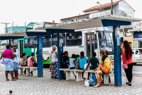 Peruibe, SP, Brezilya, 22 Ocak 2015. Peruibe 'nin merkezindeki otobüs durağında insanlar toplu taşıma otobüsünü bekliyor..