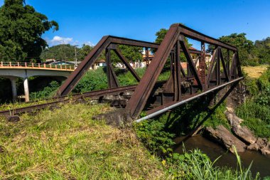 Itariri şehrindeki eski demiryolu köprüsü, 1910 yılında kente demiryolu istasyonunun gelişine yardım etmek için inşa edildi..